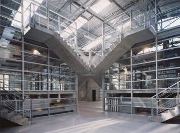 Intérieur de la médiathèque Espace Diderot : la croix du grand escalier de béton, photographie en couleur, 1991-1993 (© Archives municipales de Rezé)