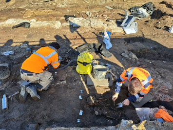 Fouille manuelle des sépultures, photographie, 2024 (© Sandrine Lalain, INRAP)