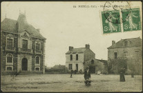 Le bourg . - La place de la mairie.