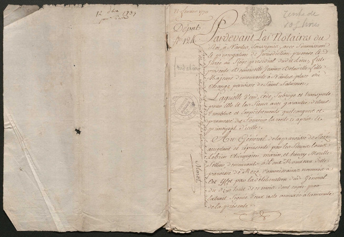 Constitution de rente, Le général de la paroisse de Rezé ayant reçu 2645 livres des héritiers de la défunte dame Magdelaine Fresneau veuve Boulourdeau aux fins d'établir au Bourg de Rezé une école charitable pour les pauvres filles, constitue sur cette somme et auprès de Demoiselle Jeanne de Laville, de Nantes, une rente de 105 livres. Le chapitre de la collégiale royale de Nantes, auprès duquel la Demoiselle de Laville a par ailleurs constitué une rente, est chargé d'en effectuer le paiement : Grosse d'acte notarié et extraits des registres des délibérations de la paroisse de Rezé et du Chapitre de la Collégiale royale de Nantes