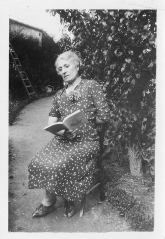 Marie Archer, épouse de François Artaud (1887-1980). - Posant dans son jardin : 4 photographies noir et blanc.