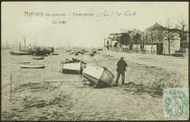 Trentemoult.- La grève, la Loire et la cale avec le port de Nantes en arrière-plan.