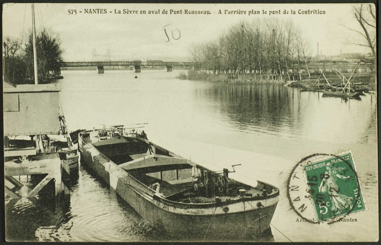 Pont-Rousseau. - Le confluent de la Loire et la Sèvre avec le pont ferroviaire en arrière-plan.