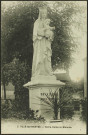 Le bourg. - Statue de Notre-Dame la Blanche.