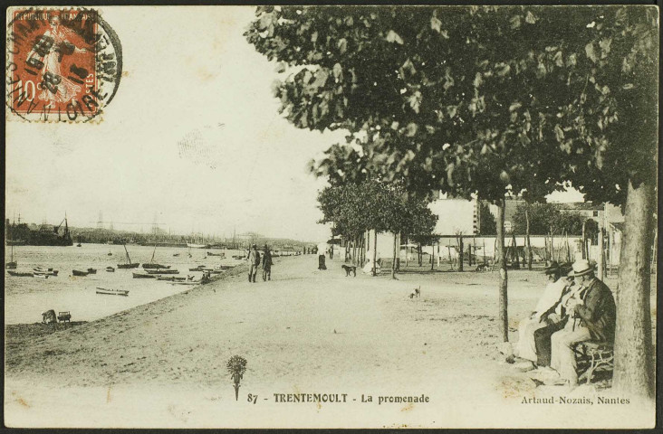 Trentemoult. - La Loire, la grève et la place des Filets avec le port de Nantes en arrière-plan.