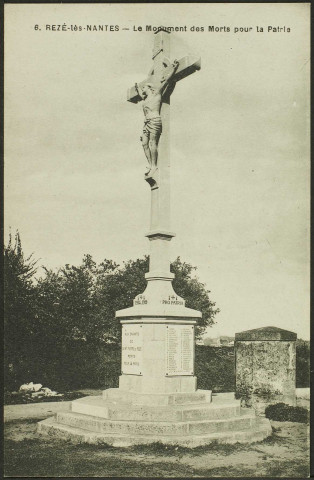 Le bourg. - Monument aux morts, calvaire à proximité du cimetière Saint-Pierre.