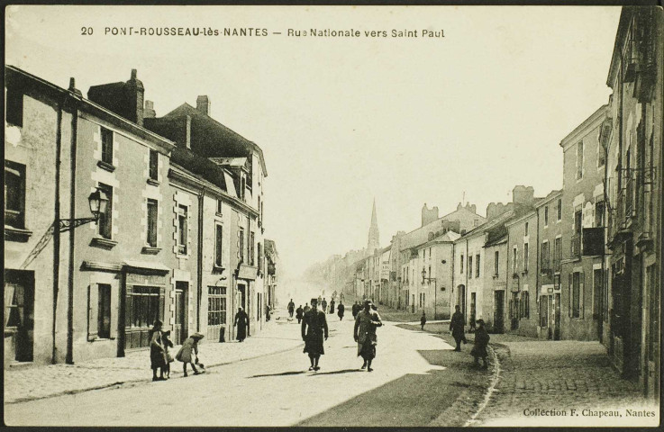 Pont-Rousseau. - La rue Sadi Carnot avec l'église Saint-Paul en arrière-plan.