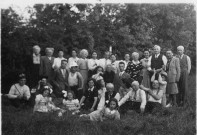 Retour de noce le lendemain dans les prés de la vallée de la Chaussée : 1 photographie noir et blanc.