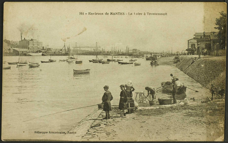 Trentemoult. - La Loire, la grève et la cale avec le port de Nantes en arrière-plan.