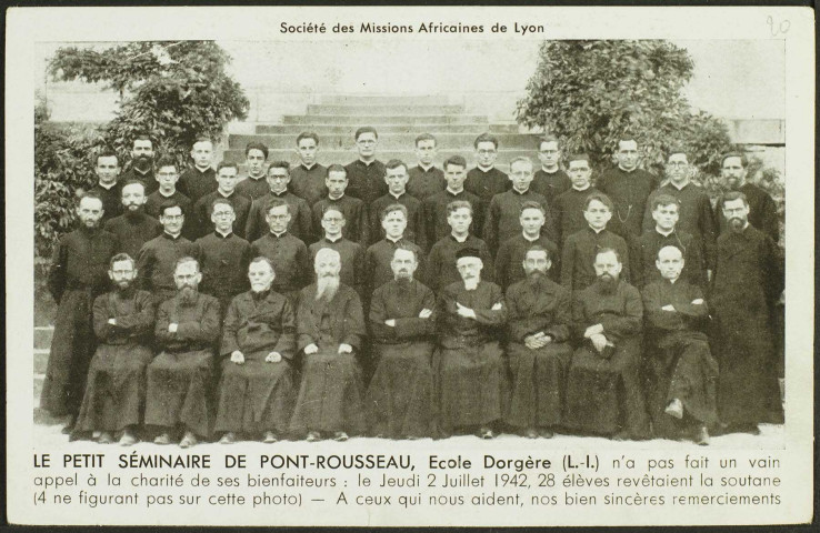 Les Naudières. - École apostolique Notre-Dame des Missions africaines, pères et élèves missionnaires posant en groupe.