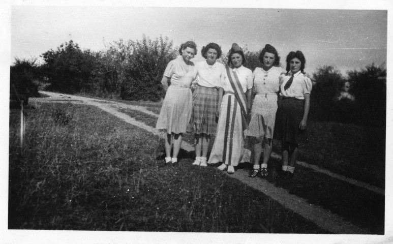 Renée Artaud en Marianne seule : 1 photographies noir et blanc ; puis entourée des jeunes filles du village : 1 photographies noir et blanc.