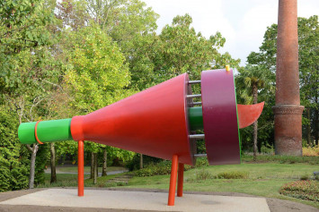 KONUS est un chien-fusée. Il s’agit de la plus grande des 3 sculptures rezéennes, mesurant 4 m x 6,50 m et pesant près de 2 tonnes, photographie en couleur (© Ville de Rezé)