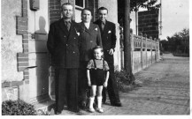 Famille Longépé posant devant leur maison rue Victor Fortun noir et blanc.