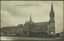 Le bourg. - La place de la mairie, l'école et l'église Saint-Pierre.