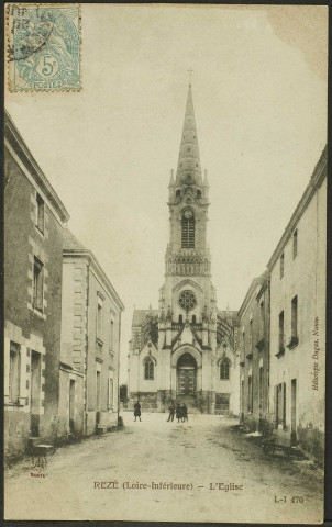 Le bourg. - L'église Saint-Pierre.