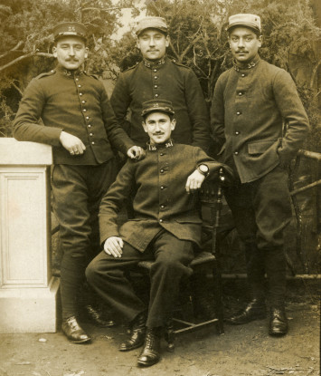 Groupe de quatre soldats dont René Archer, debout au centre, photographie en noir et blanc, [1915 ]