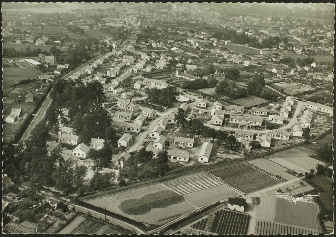 Claire-cité. - Vue aérienne du sud-ouest de la cité des Castors avec le château de la Balinière et Pont-Rousseau en arrière-plan.