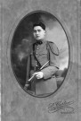 Portrait tenue militaire : 1 photographie noir et blanc.