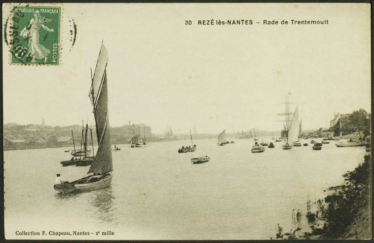 La Loire. - Vue prise de Trentemoult avec le port de Nantes en arrière-plan.