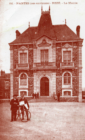 Le bourg. - La mairie.