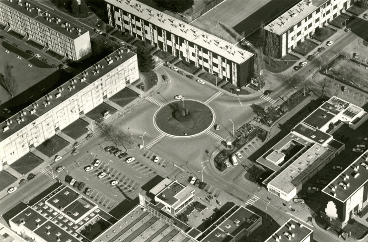 Vue aérienne de la place centrale du quartier Château, photographie en noir et blanc, 1990 (550W/369 ; AMR)