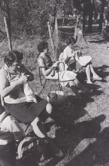 Tricot dans le parc, photographie en noir et blanc, © Pierre Allard ou Jean Suquet, 1961, ECPAD (Ivry-sur-Seine), Munaé (Musée national de l’Education, Rouen) - Maison Radieuse : Fondation Le Corbusier / ADAGP