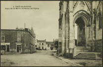 Le bourg. - Place de l'église et place de la mairie.