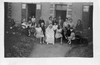 Communion d'Annette Moreau le 29 mai 1945. - Groupe posant devant la maison de la famille Gicquel-Moreau : 1 photographie noir et blanc.